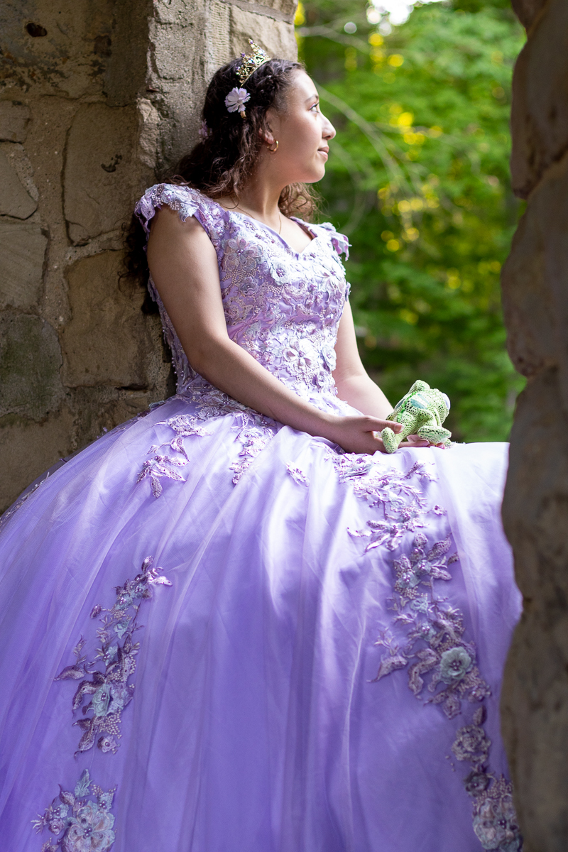 Quinceañera con vestido azul en sesión editorial